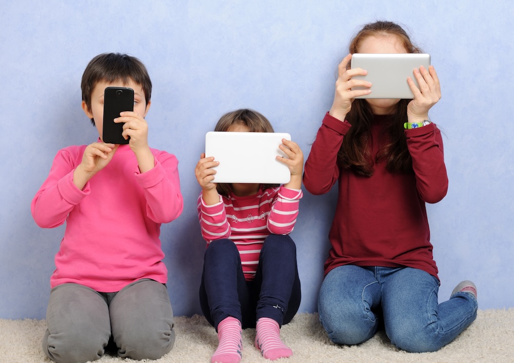 L’UE se prépare à de nouvelles règles pour contrer les designs addictifs des réseaux sociaux destinés aux enfants