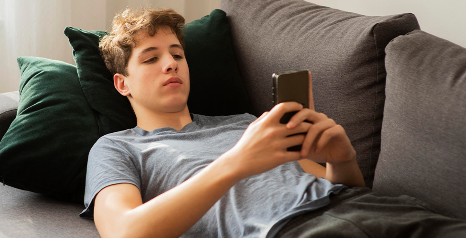 Les réseaux sociaux compromettent la santé mentale des jeunes, selon une étude internationale.