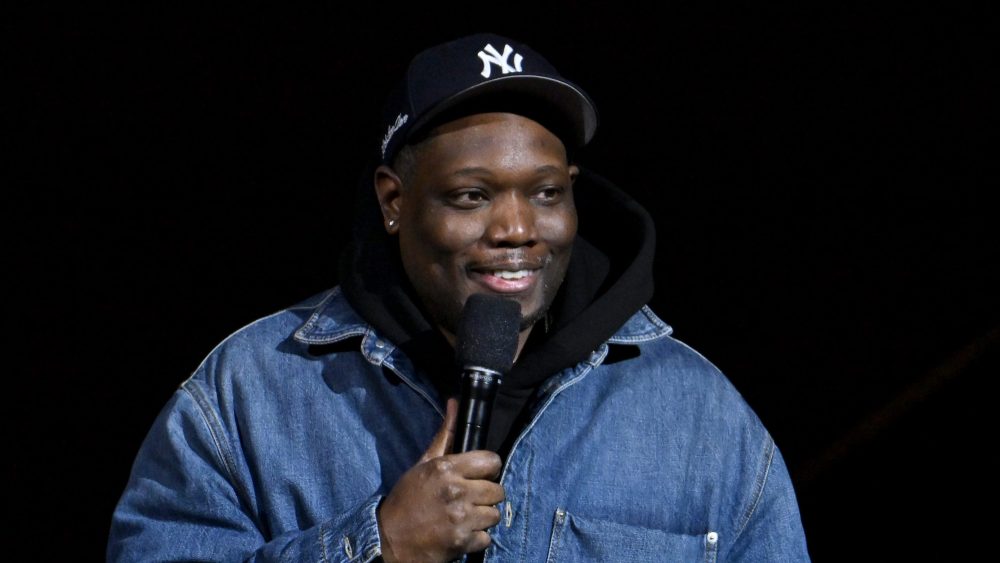 Michael Che se retire du roast de Kevin Hart et critique les scénaristes blancs
